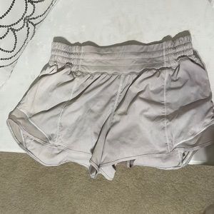hottie hot 2.5” lululemon shorts